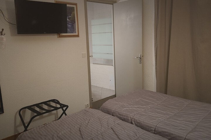 Room 27 of 38