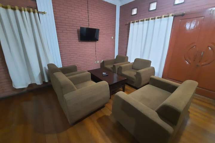 Room 9 of 34