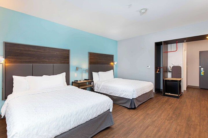2 Queen Beds with Walk in Shower (4 of 14)
