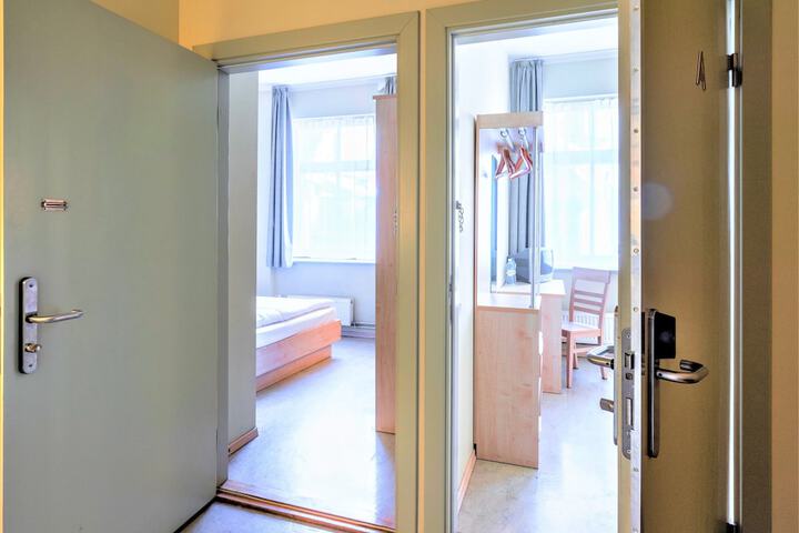 Room 8 of 40