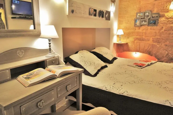 Room 6 of 13