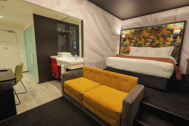 Room 28 of 81
