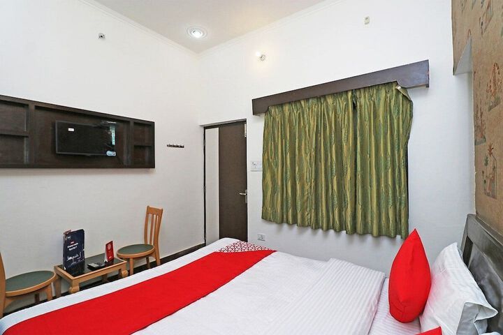 Room 4 of 8