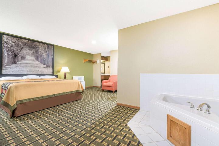 1 Queen Bed (2 of 17)