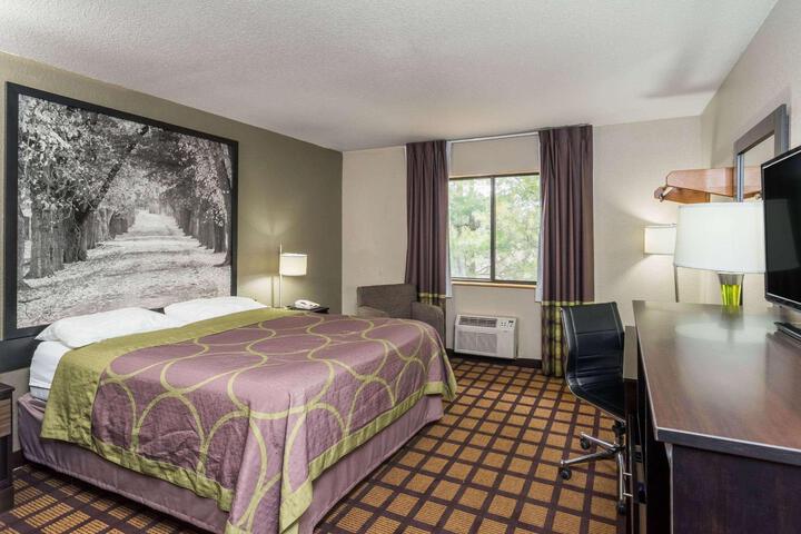 1 Queen Bed (5 of 13)