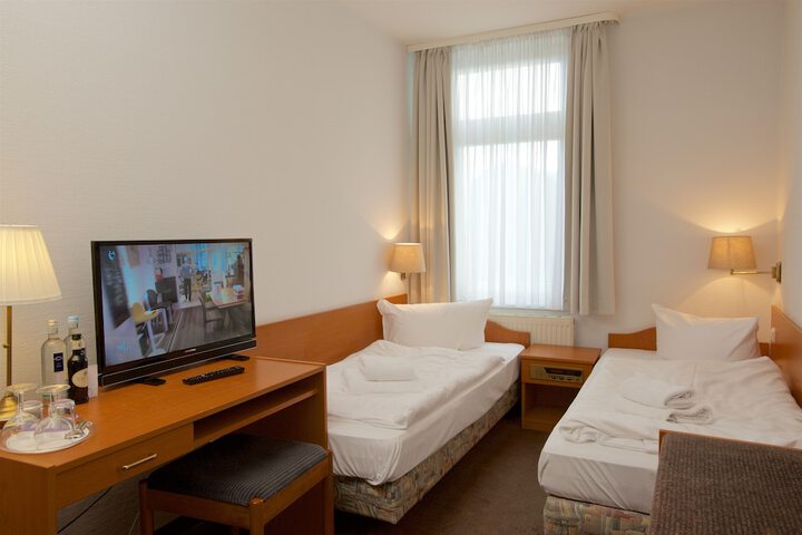 Room 12 of 106