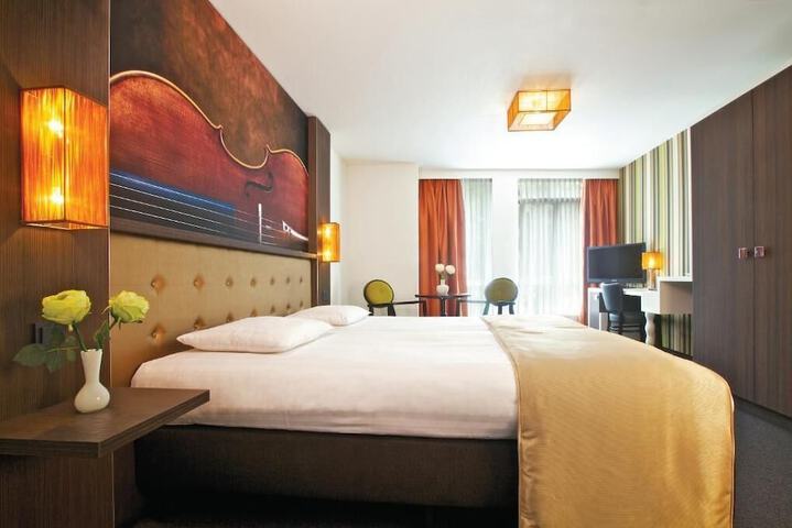 Room 10 of 28