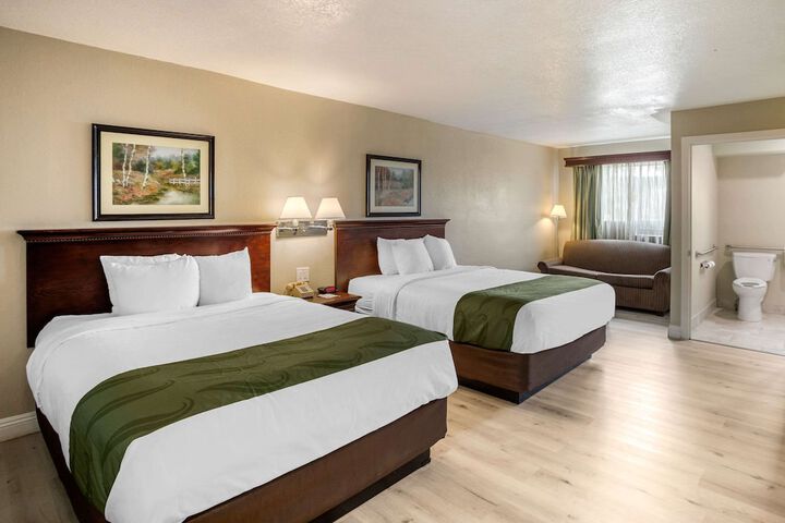 2 Queen Beds (1 of 17)
