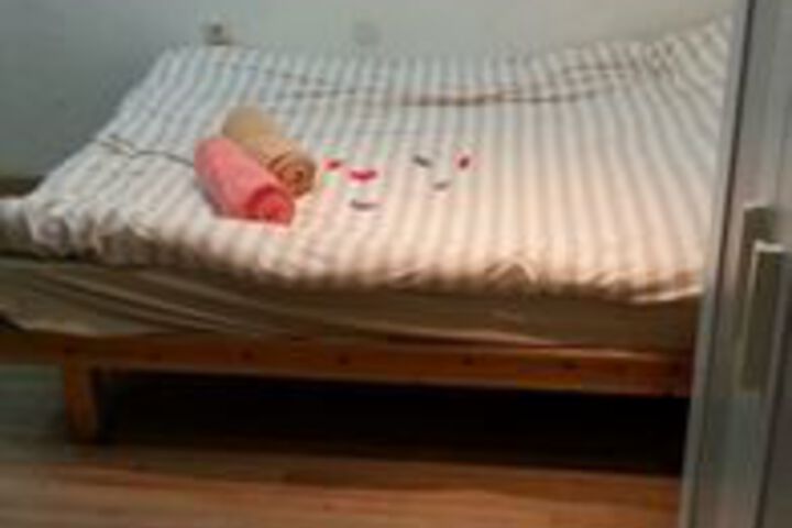 Room 4 of 8