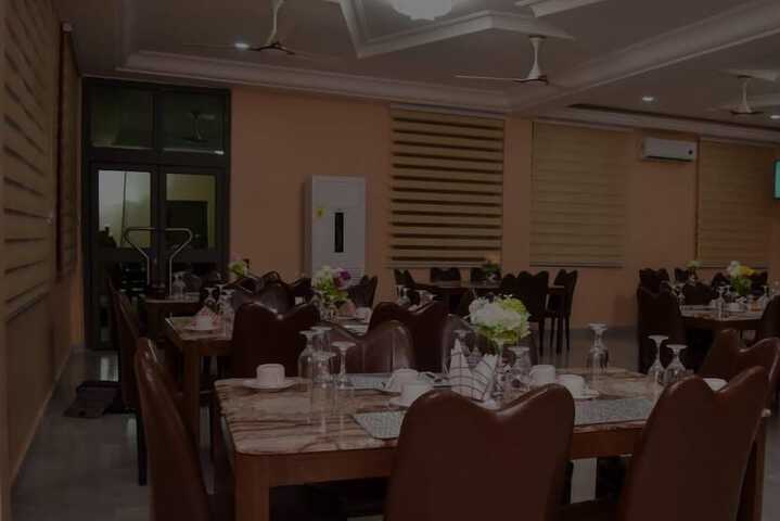 Dining 4 of 8