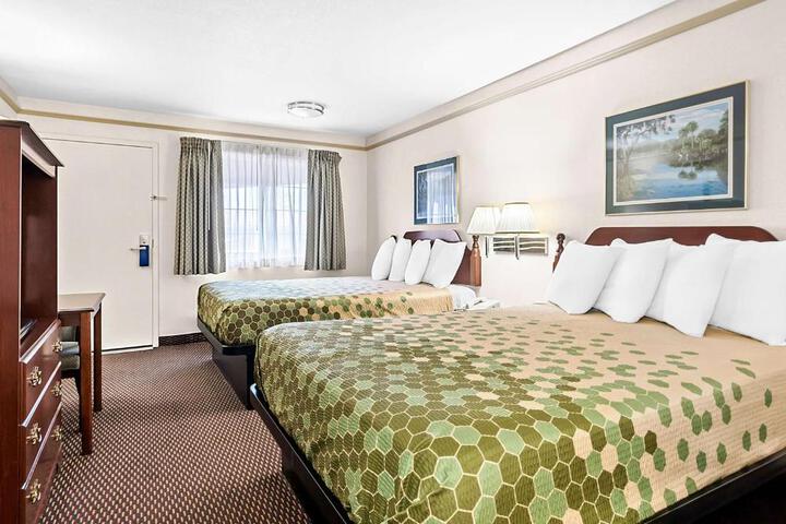 2 Queen Beds Flatsc Microfridge High Speed Continental Breakfast (1 of 7)