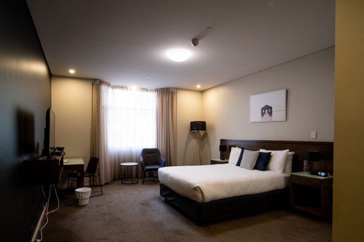 Room 32 of 102