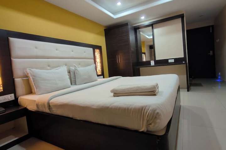 Room 6 of 11