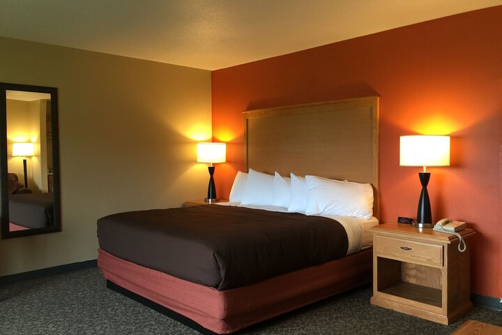 1 King Bed (4 of 17)