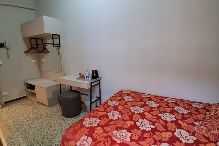 Room 32 of 61