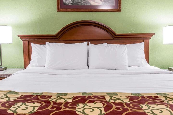 1 King Bed (1 of 10)