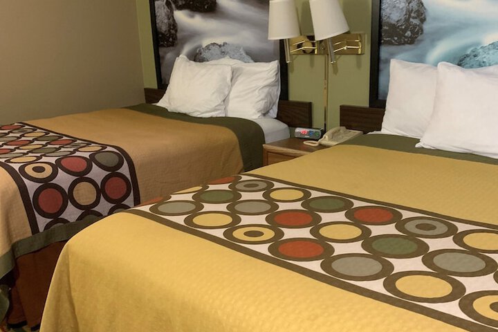 1 Queen Bed (13 of 15)