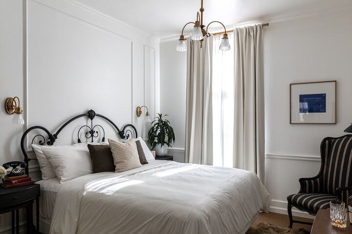 Deluxe Queen Bed (10 of 10)