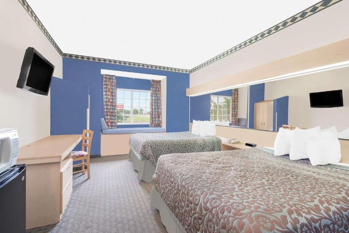 1 Queen Bed (20 of 30)