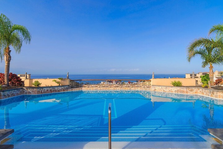 Hotel Pool