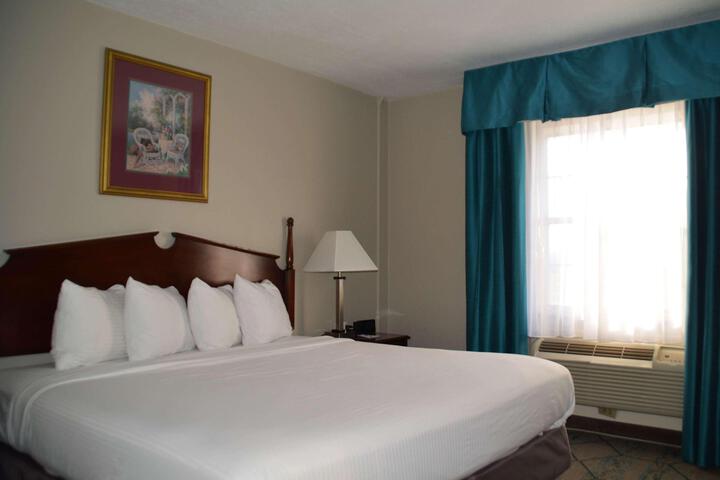 1 King Bed (2 of 13)