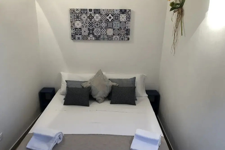 Room 4 of 12