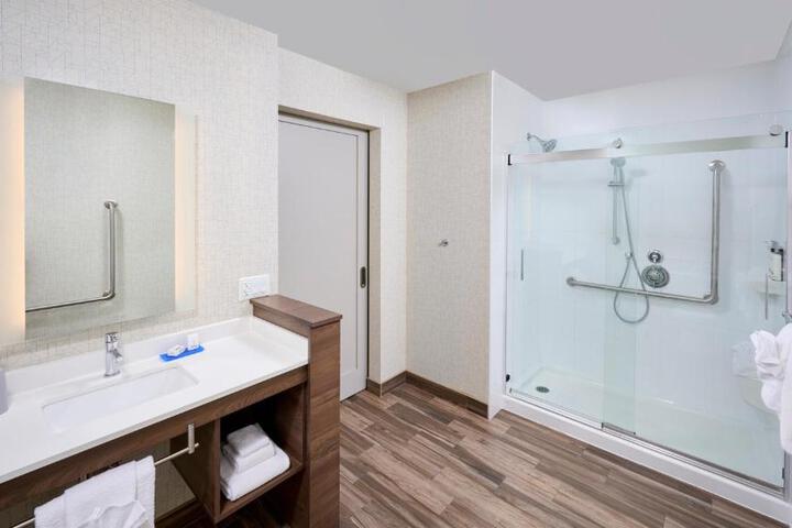 Standard Room, King or Two Doubles (3 of 5)