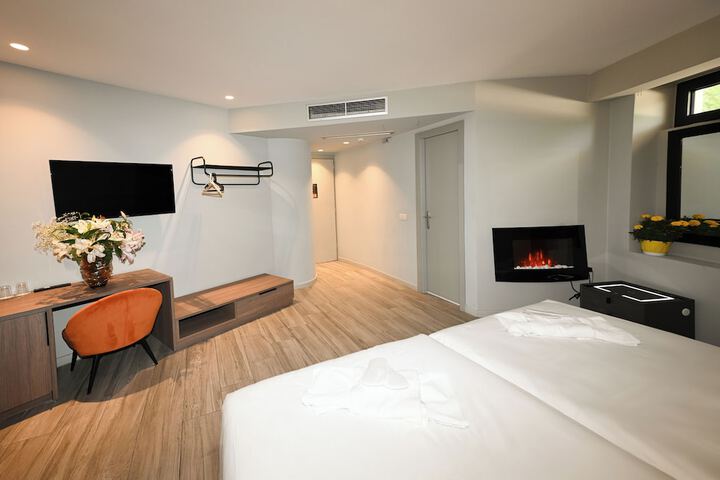 Room 43 of 200