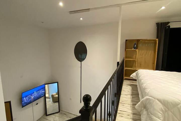 Room 5 of 6