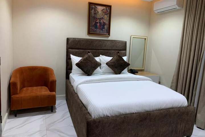 Room 5 of 12