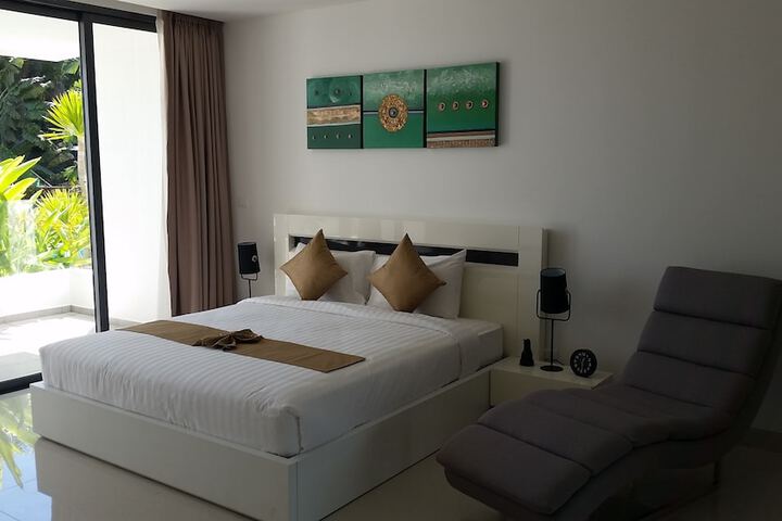 Room 10 of 102