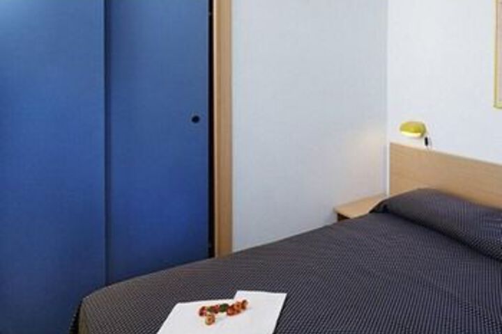 Room 14 of 18