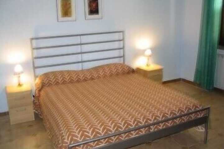 Room 5 of 8