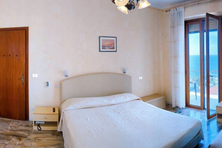 Room 18 of 204