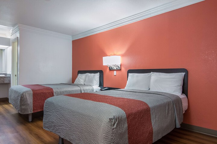 Double Deluxe King Bed (9 of 10)