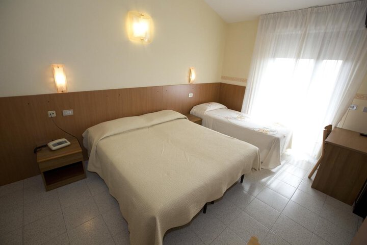 Room 13 of 33