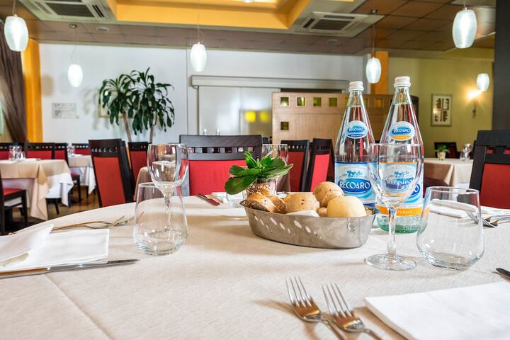 Dining 40 of 66