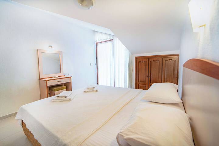 Room 4 of 48