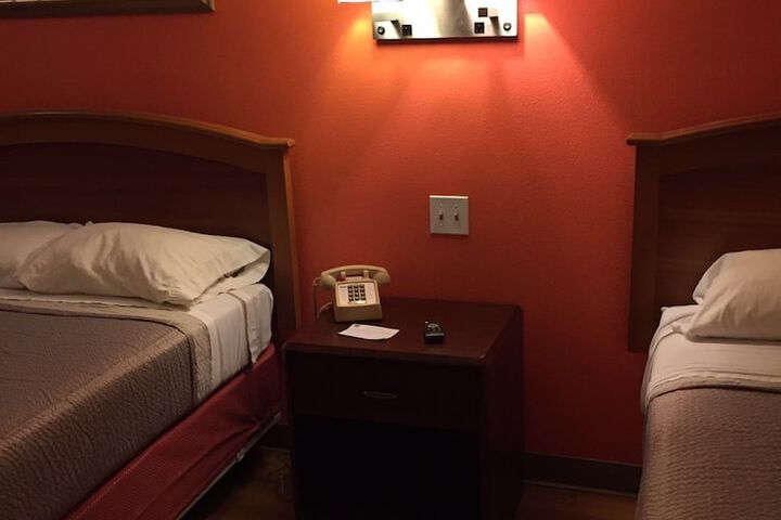 2 Queen Beds (7 of 12)