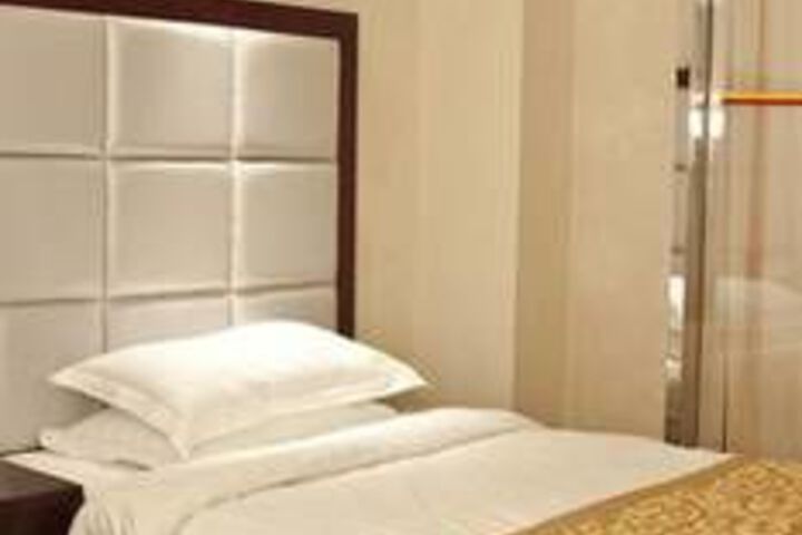 Room 12 of 83