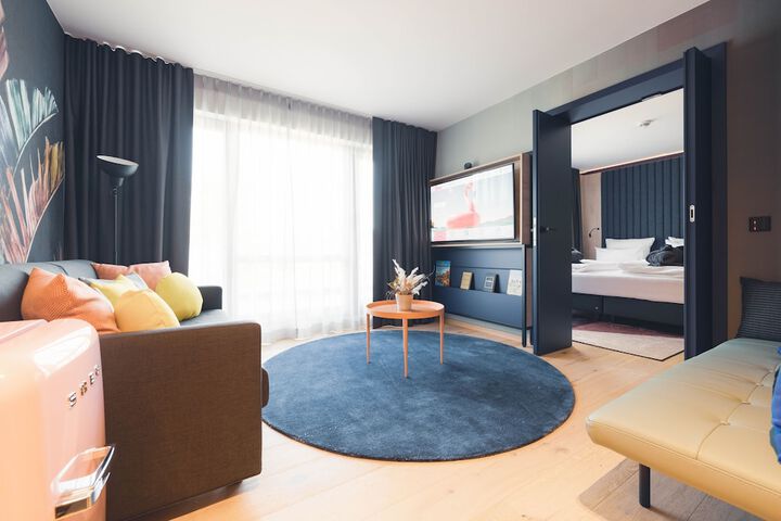Room 9 of 28