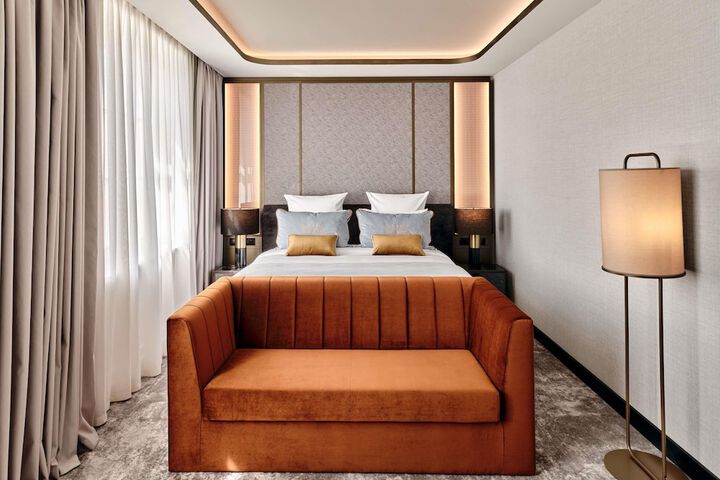 Room 9 of 80