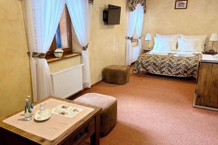 Room 10 of 83