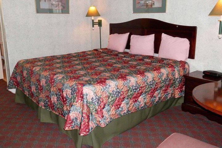 1 King Bed (8 of 10)