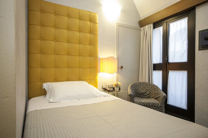 Room 11 of 40