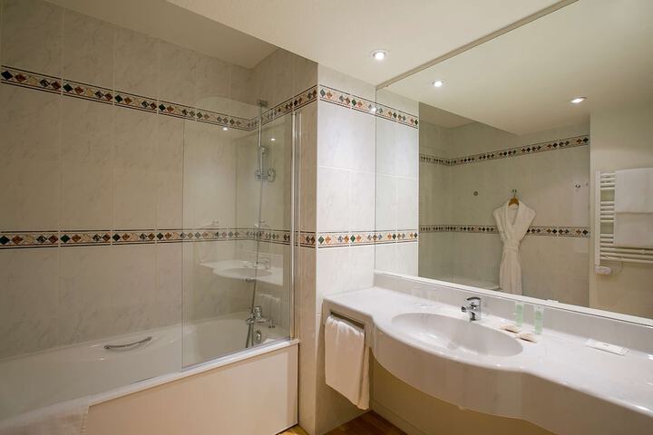 Room 10 of 28