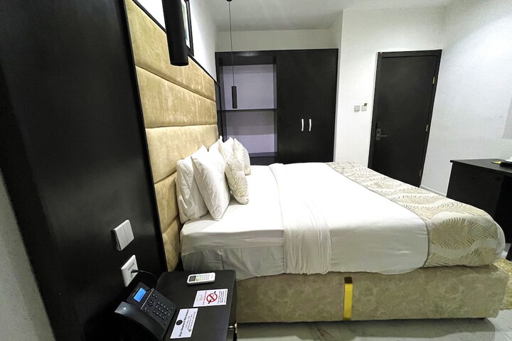 Room 27 of 100