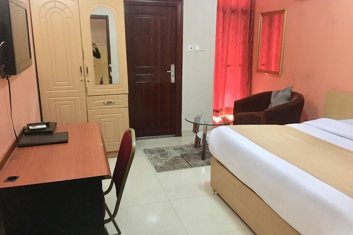 Room 6 of 13