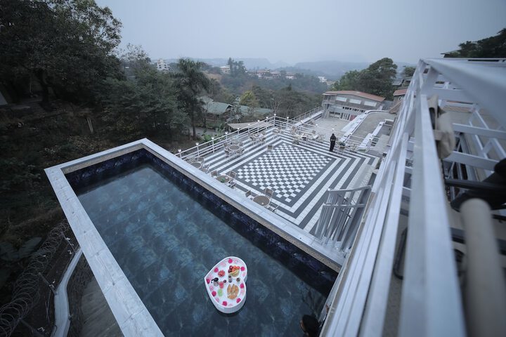 Pool 20 of 30