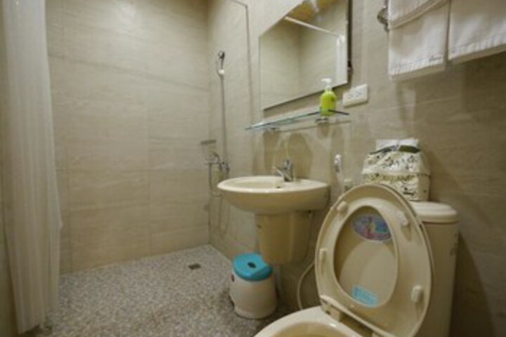 Room 10 of 32